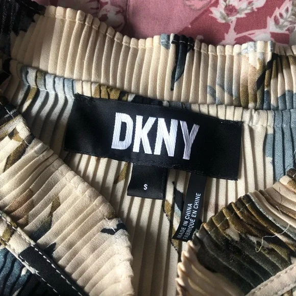 Like New DKNY Pleated Floral Tank Top - Picture 3 of 5